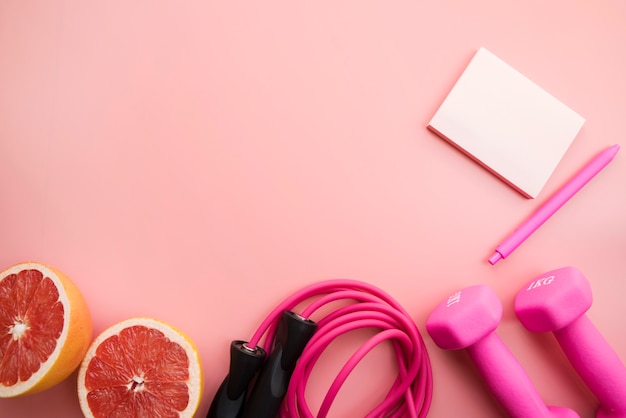 Foto gratuita composición moderna de gimnasio con elementos deportivos