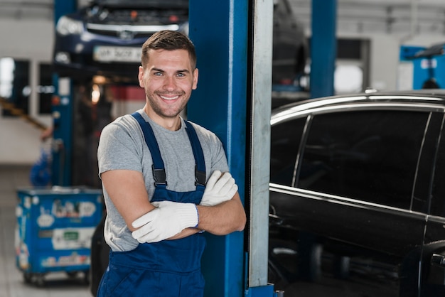 Foto gratuita composición moderna de mecánico de automóviles