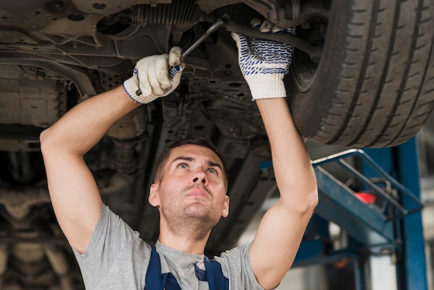 Foto gratuita composición moderna de mecánico de automóviles