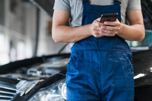 Foto gratuita composición moderna de mecánico de automóviles