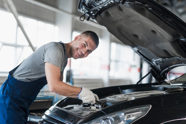 Foto gratuita composición moderna de mecánico de automóviles