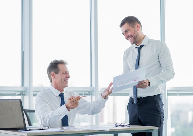 Composición moderna de oficina con hombre de negocios