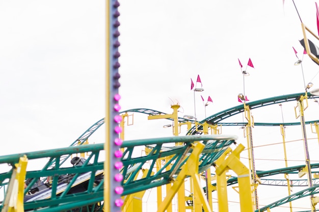 Foto gratuita composición moderna de parque de atracciones