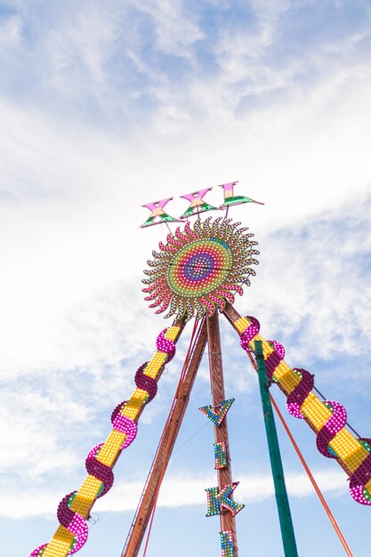 Composición moderna de parque de atracciones