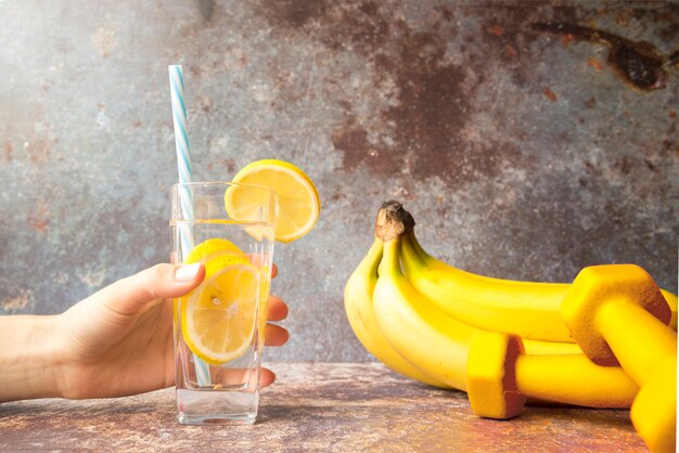 Composición moderna de vida sana con zumo de frutas