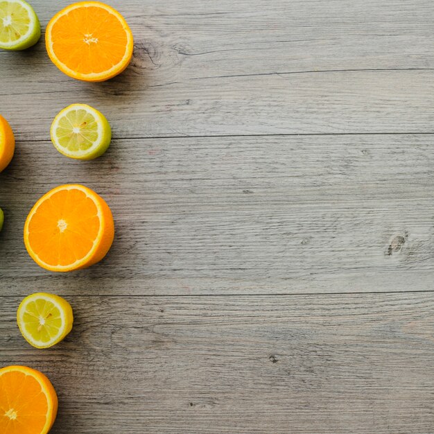 Composición con naranjas, limones y espacio en blanco