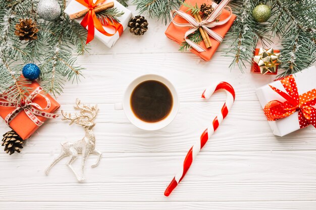 Composición de navidad con bastón de caramelo y café