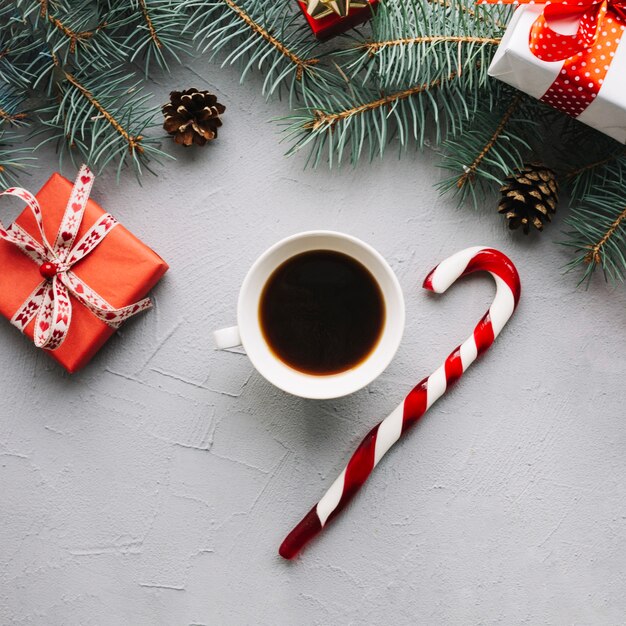 Composición de navidad con café y bastón de caramelo