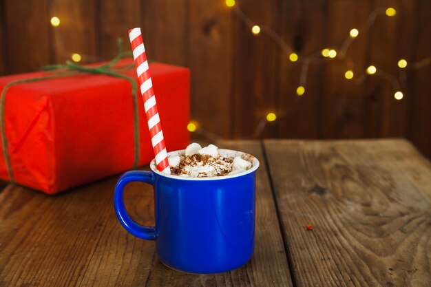 Composición de navidad con café y caja de regalo