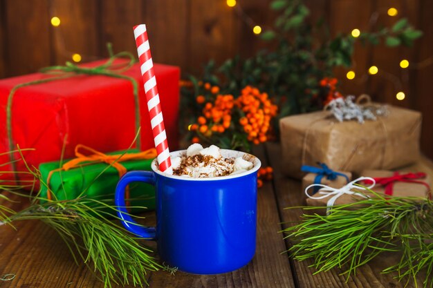 Composición de navidad con café y cajas de regalo en mesa