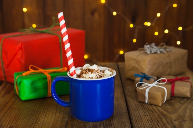 Composición de navidad con café y cajas de regalos