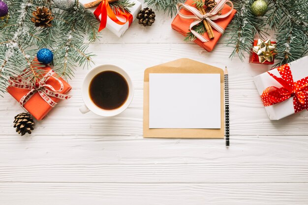 Composición de navidad con café y carta