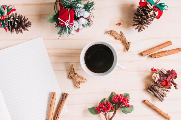 Composición de Navidad de café con cuaderno