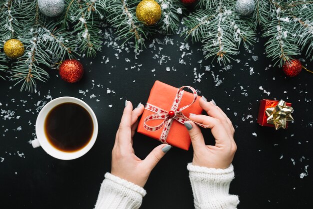 Composición de navidad con café y regalo