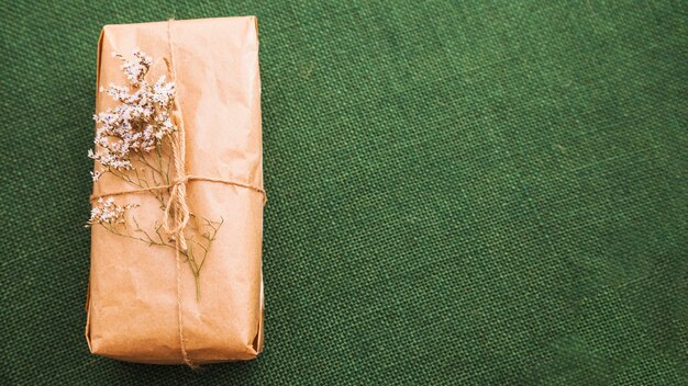 Foto gratuita composición de navidad con caja de regalo y espacio