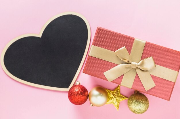 Composición de Navidad de caja de regalo rosa con pizarra
