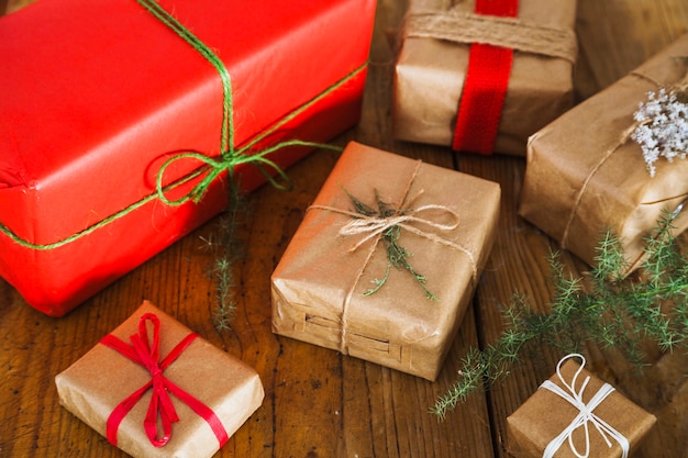 Composición de navidad con cajas de regalo de diferentes tamaños