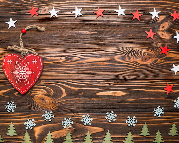 Foto gratuita composición para navidad con corazón y espacio en medio