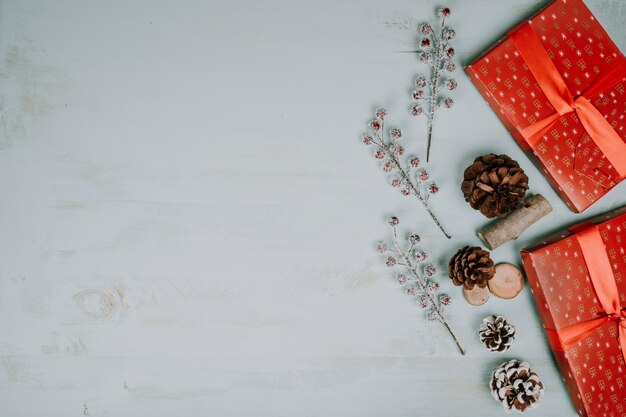 Composición de navidad con espacio a la izquierda