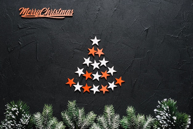Composición de navidad con estrellas formando árbol