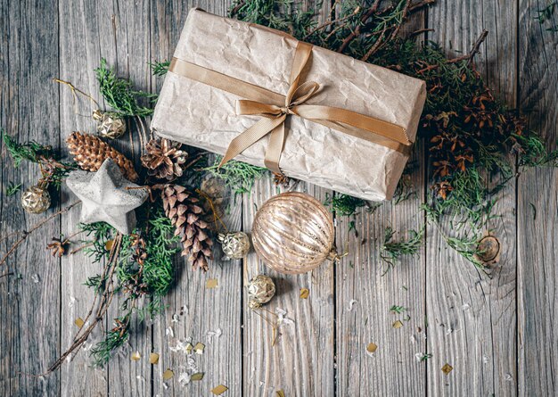 Composición de Navidad laicos plana con caja de regalo sobre una superficie de madera