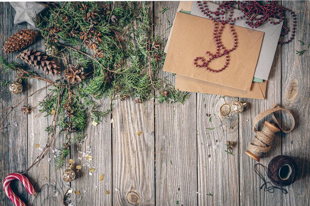 Composición de navidad laicos plana con letras sobre una superficie de madera