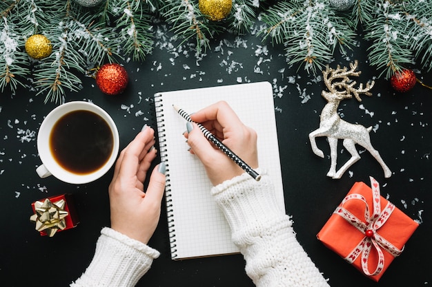 Composición de navidad con libreta