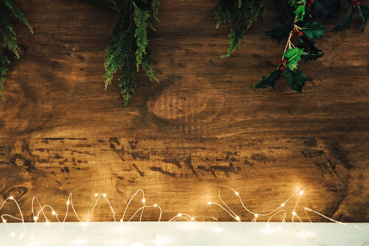 Foto gratuito composición de navidad con luces de cadena y muérdago