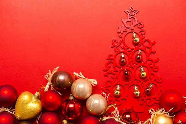 Composición de navidad o año nuevo con decoraciones navideñas.