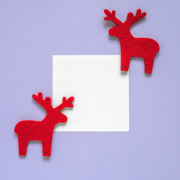 Composición de navidad con papel y renos