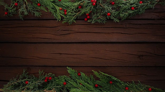 Composición de Navidad de pinos sobre un fondo de marco de madera con espacio de copia