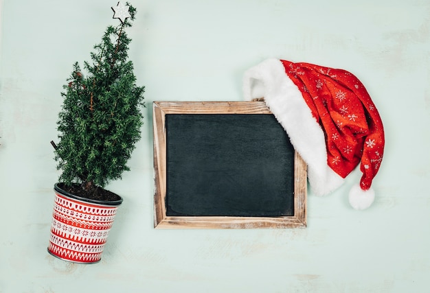 Composición de navidad con pizarra y planta de abeto