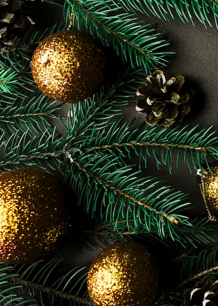 Composición de Navidad de ramas de abeto con adornos de oro