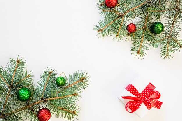 Composición de navidad con ramas de abeto y bolas