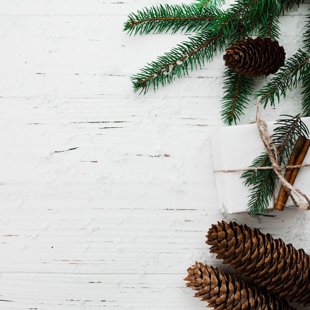 Composición de Navidad de ramas de abeto con caja de regalo pequeña