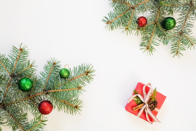 Composición de navidad con ramas de abeto y caja de regalo