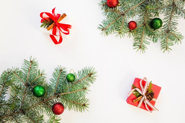 Composición de navidad con ramas de abeto y caja de regalo
