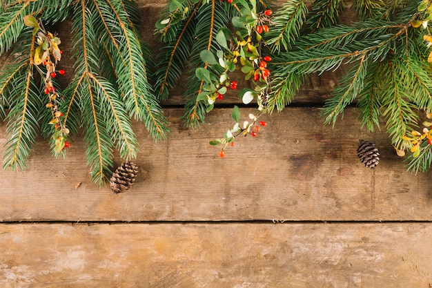 Composición de navidad con ramas de abeto