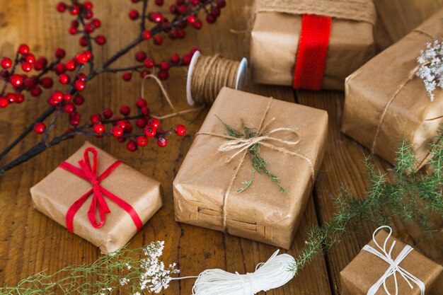 Composición de navidad con ramas y regalos