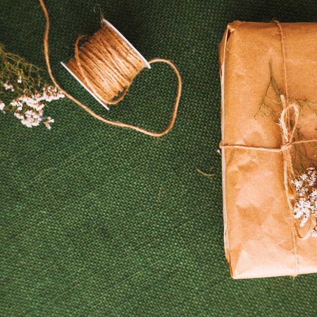 Composición de navidad con regalo y cuerda