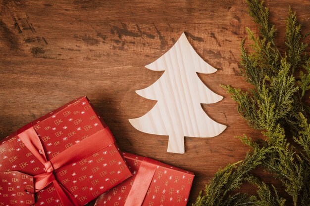 Composición de navidad con regalos y árbol cortado
