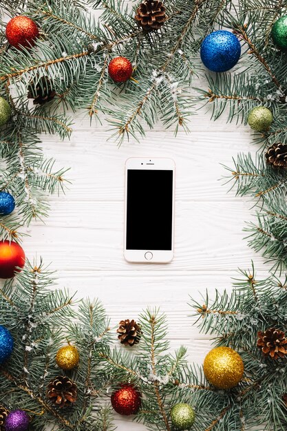 Composición de navidad con smartphone en medio