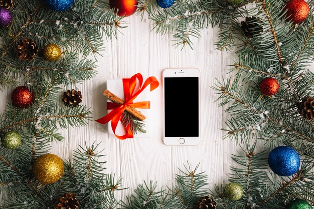 Composición de navidad con smartphone y regalo