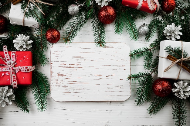 Composición de Navidad de tablero de madera con ramas de abeto