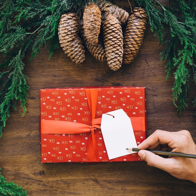 Foto gratuita composición para navidad con tag en caja de regalos