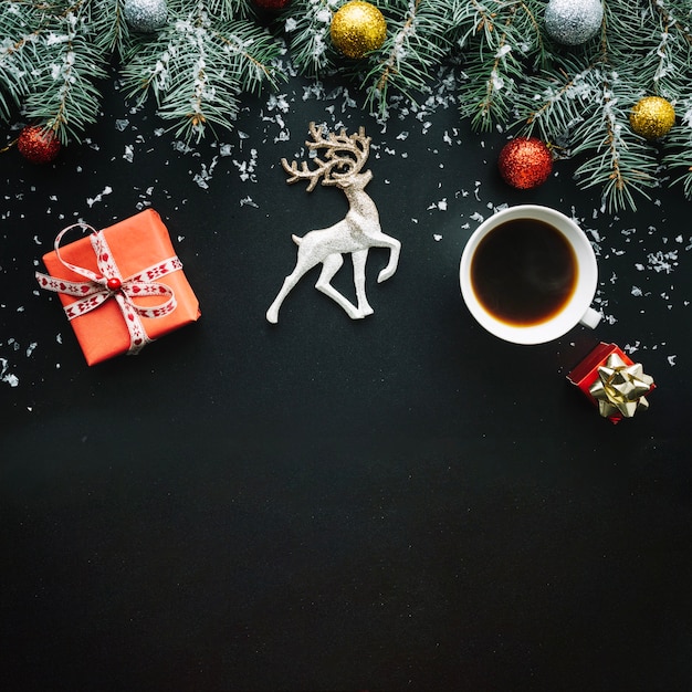 Composición de navidad con taza de café y caja de regalo