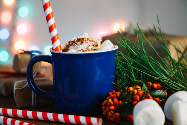 Composición de navidad con taza de café