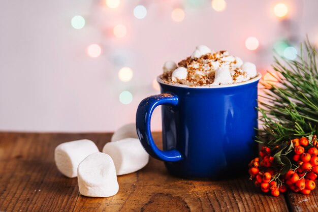 Composición de navidad con taza de café