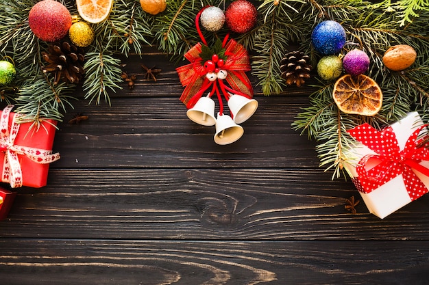 Composición de navidad en textura de madera