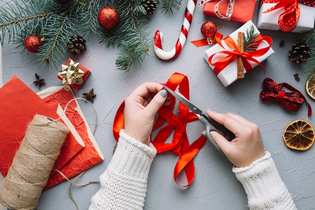 Composición de navidad con tijeras